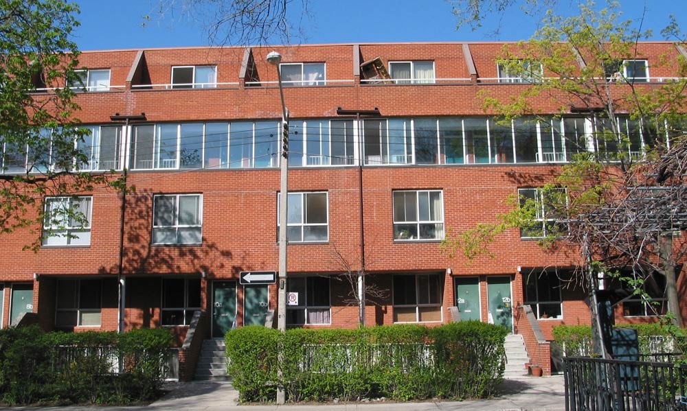 6 Henry Street, Toronto, ON M5T 1X1 - 2