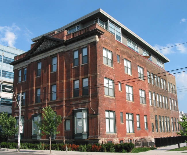 915 King Street West, Toronto, ON M6K 3M2