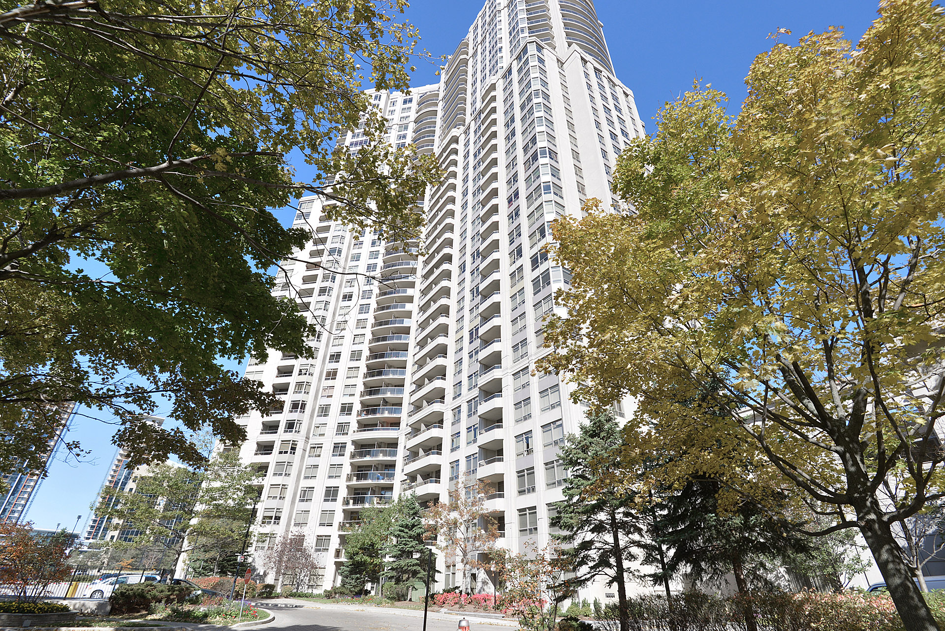 Skymark West, 35 Kingsbridge Garden Circle Mississauga, ON - REW