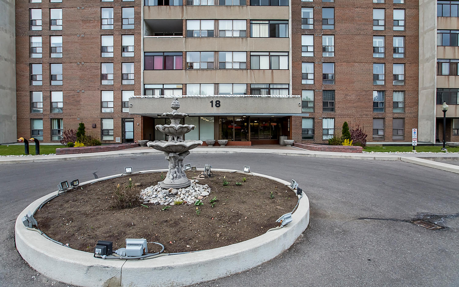 18 Knightsbridge Road, Brampton, ON L6T 3X5 - 2