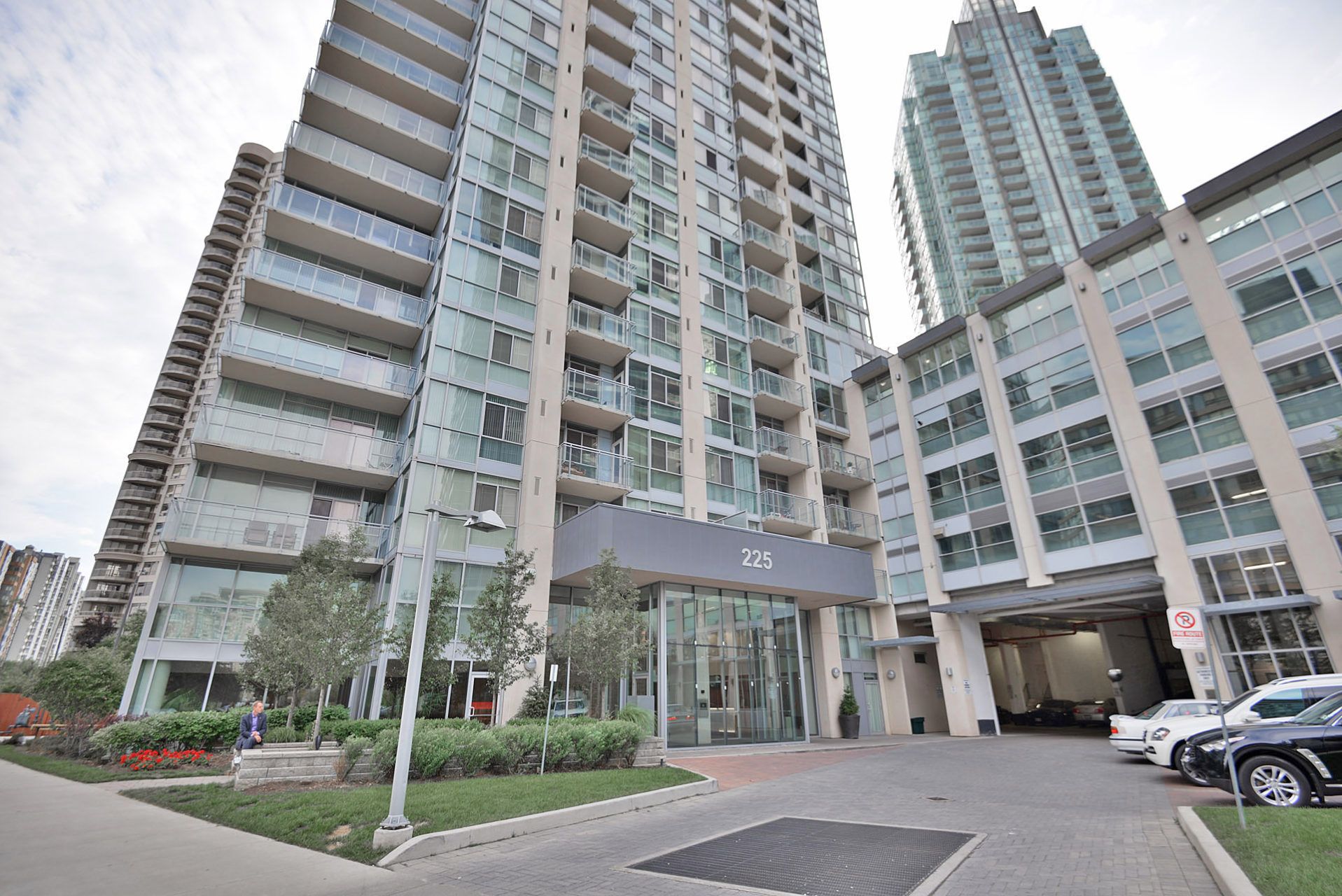 225 Webb Drive, Mississauga, ON L5B 4P2 - 2
