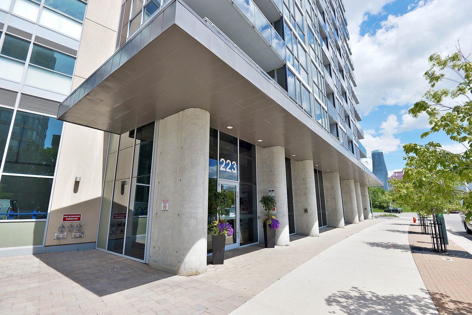 223 Webb Drive, Mississauga, ON L5B 0E8 - 2