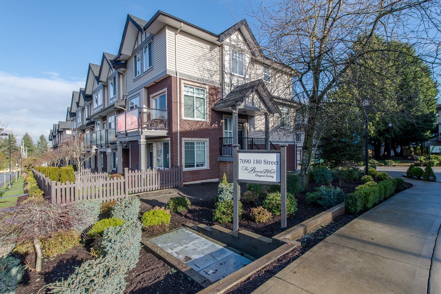 その他 NEIGHBORHOOD - neighborhood The Boardwalk, 7090 180 Street Surrey, BC - REW