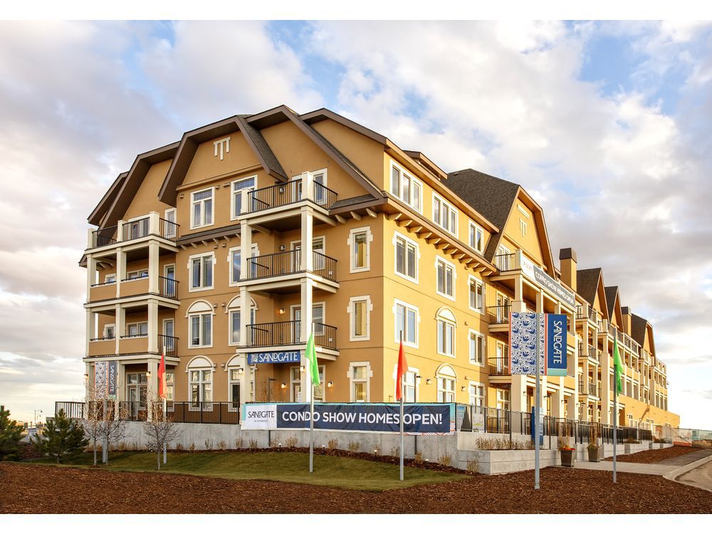 10 Mahogany Mews SouthEast, Calgary, AB - 2