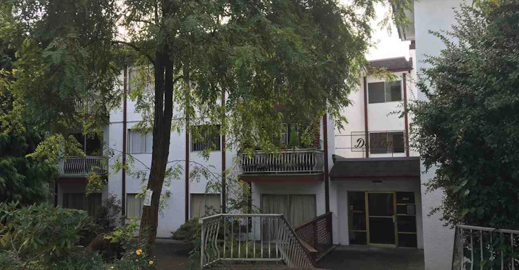135 21st Street West, North Vancouver, BC V7M 1Z2