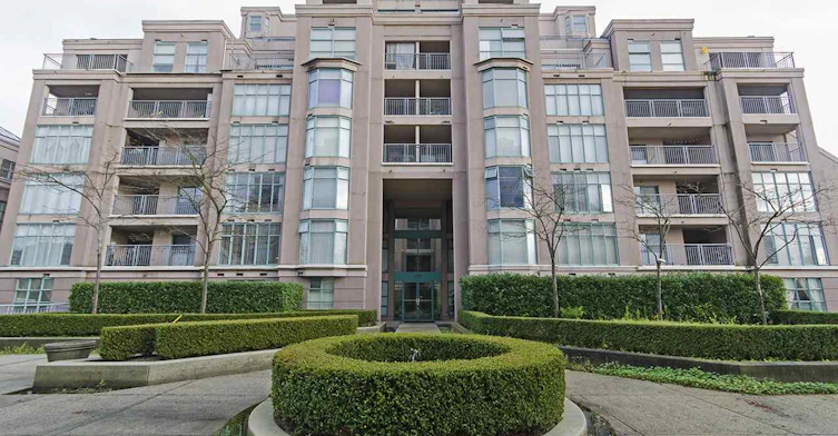 2418 Broadway East, Vancouver, BC V5M 4T9