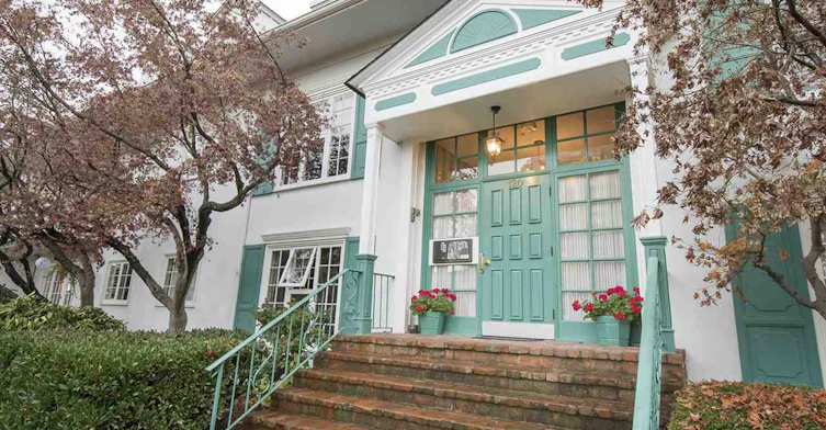 120 17th Street West, North Vancouver, BC V7M 1V4