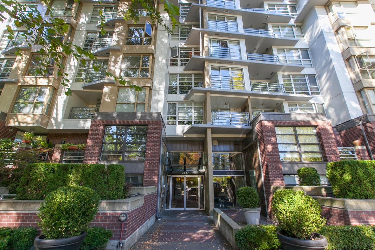 2137 10th Avenue West, Vancouver, BC V6K 2H7 - 2