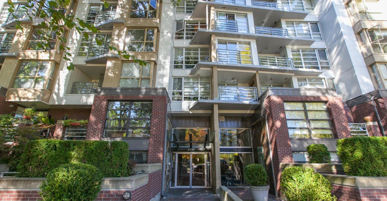 2137 10th Avenue West, Vancouver, BC V6K 2H7 - 2