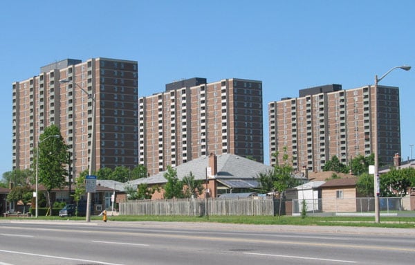 40 Falstaff Avenue, Toronto, ON M6L 2E1 - 2