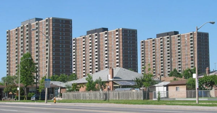 40 Falstaff Avenue, Toronto, ON M6L 2E1 - 2