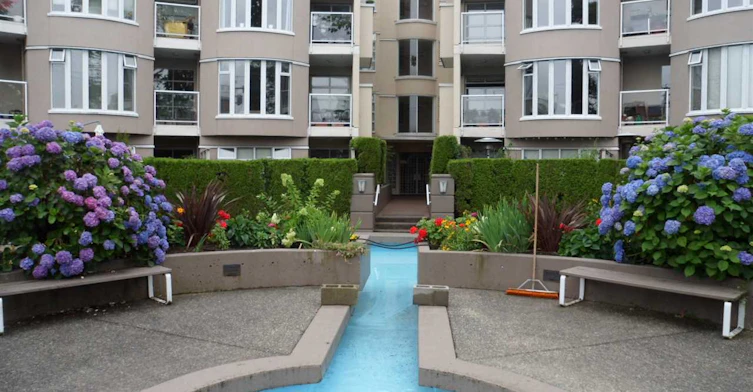 1210 8th Avenue West, Vancouver, BC V6H 3Y9