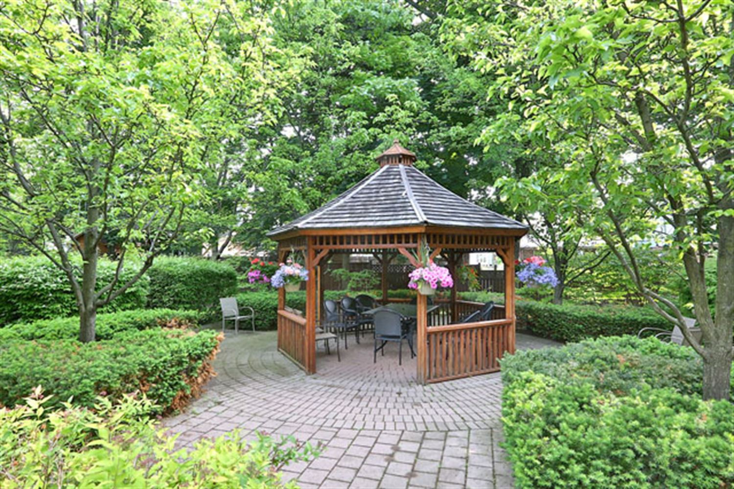 1091 Kingston Road, Toronto, ON M1N 4E2 - 2