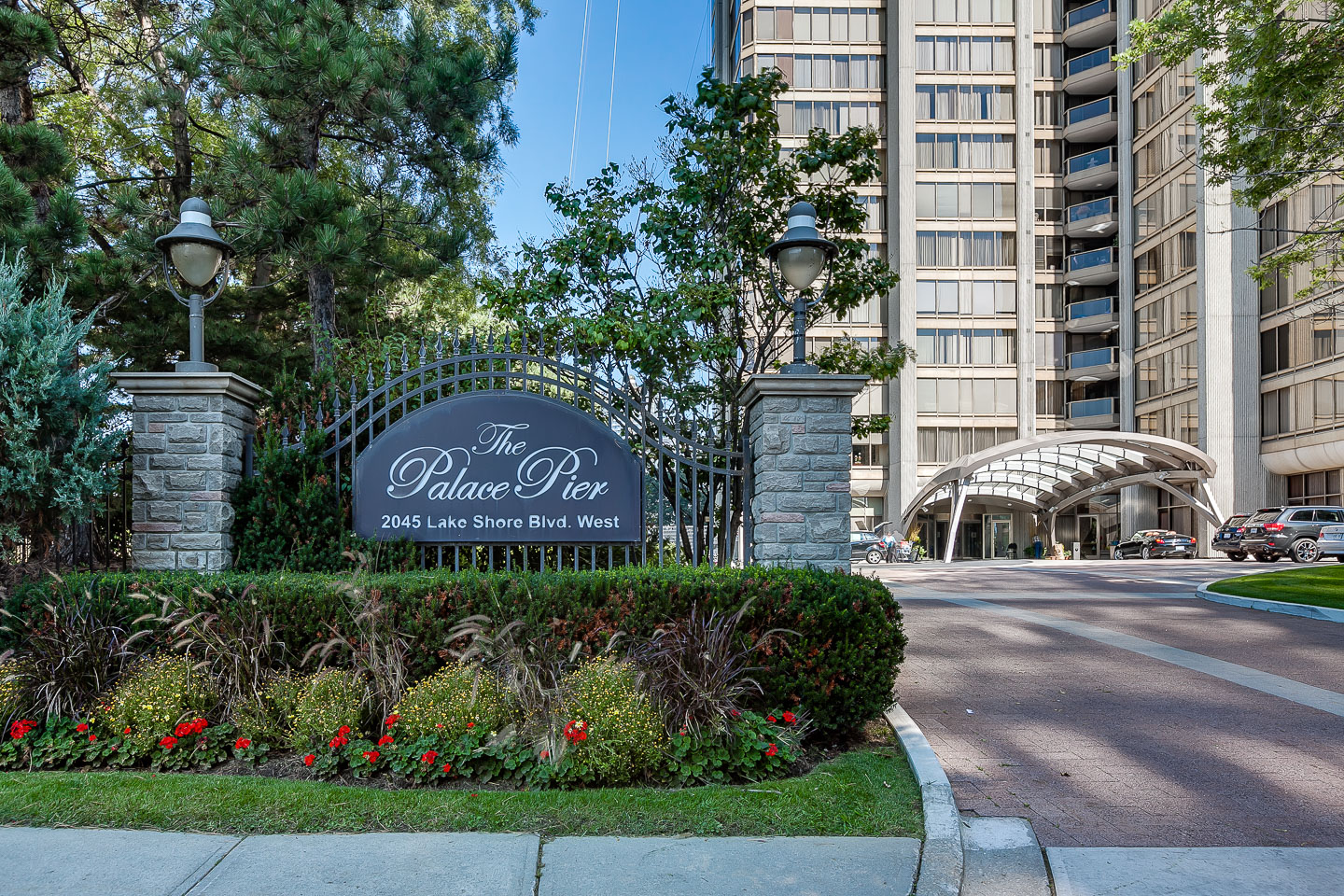 2045 Lake Shore Boulevard W, Toronto, ON M8V 2Z6 - 2