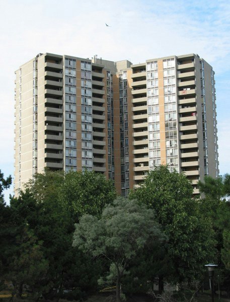 15 Martha Eaton Way, Toronto, ON M6M 5B5 - 2