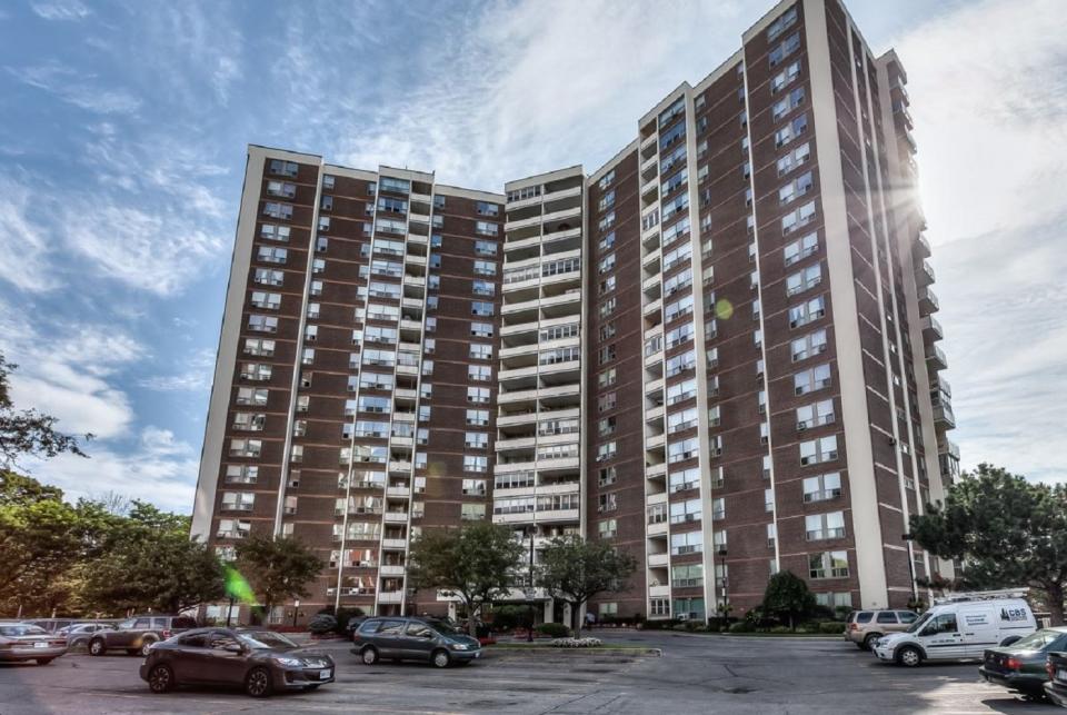 60 Pavane Linkway , Toronto, ON M3C 1A1