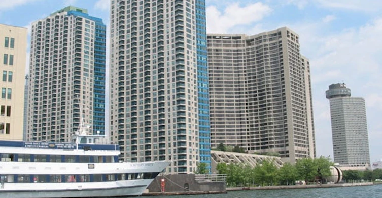99 Harbour Square, Toronto, ON M5J 2S2