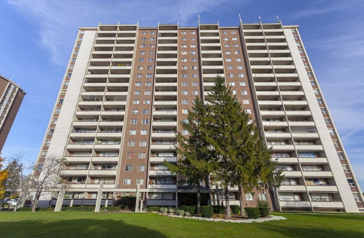 5 Tangreen Court, Toronto, ON M2M 3Z1