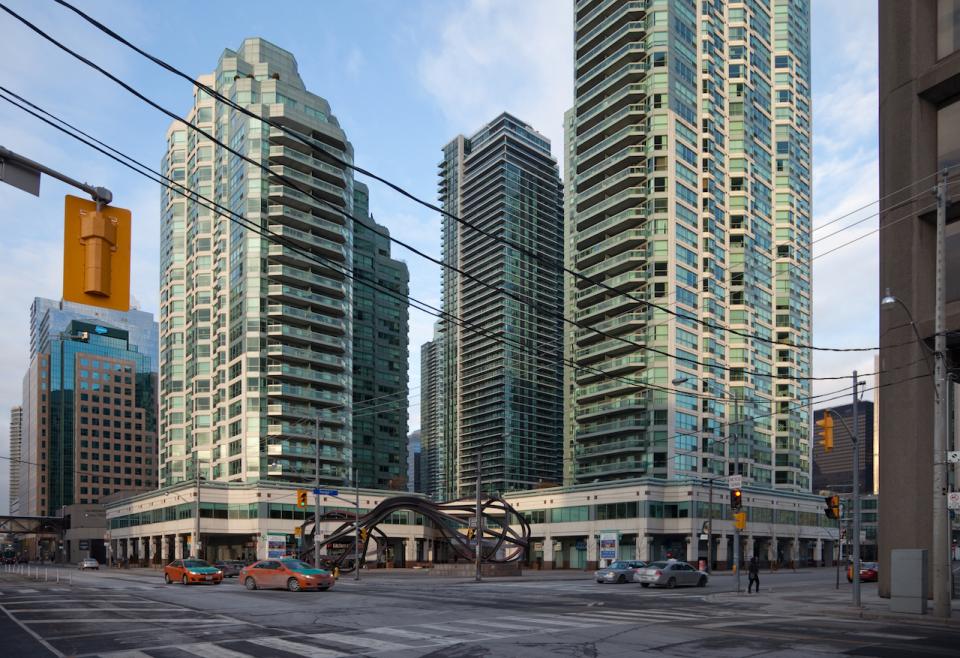 10 Yonge Street, Toronto, ON M5E 1R4